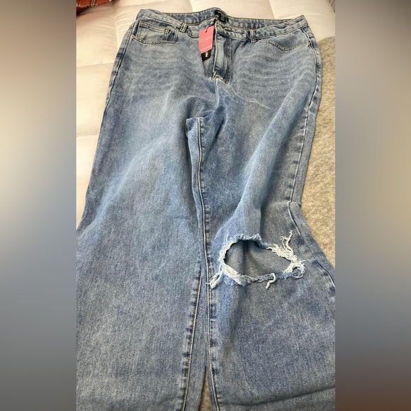 Pretty Little Thing Straight Leg Jeans - Picture 3 of 4